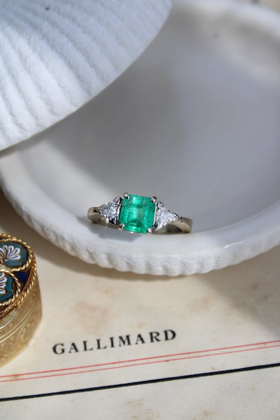 Vintage Emerald and Diamond Ring - Stunning 18k Wh