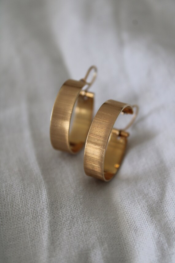 Vintage Textured Round Solid Gold Hoop Earrings - image 2