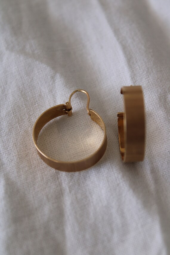 Vintage Textured Round Solid Gold Hoop Earrings - image 5