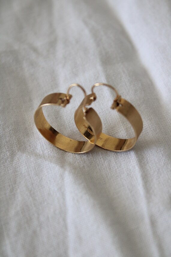 Vintage Textured Round Solid Gold Hoop Earrings - image 4