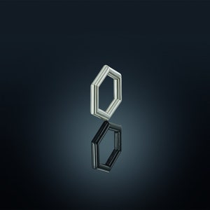 Könnte beinhalten: Ein silberner sechseckiger Ring mit einer Spiegelreflexion auf einem dunkelblauen Hintergrund.