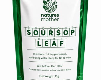 Può includere: Una busta metallizzata verde contenente foglie di guanabana. L'etichetta bianca riporta il testo natures mother, SOURSOP LEAF, istruzioni per la preparazione, data di scadenza Dec 2027, origine Giamaica, peso netto 15g e informazioni di contatto.