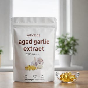 以下が含まれることがあります： 「無臭の熟成ニンニクエキス」と書かれた白い袋。テキストは「7,500 mg/回分」。小さなガラスのボウルには黄色のソフトジェルが入っています。袋にはニンニクのクローブとソフトジェルのグラフィックもあります。