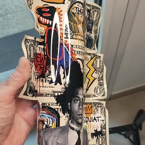 K&ouml;nnte beinhalten: Kunstwerk aus Dollar-Scheinen mit Graffiti-Stil. Die Collage zeigt einen Dinosaurier, eine Krone und ein Portr&auml;t eines Mannes im Anzug. Die Geldscheine sind geschnitten und angeordnet, um das Kunstwerk zu bilden.