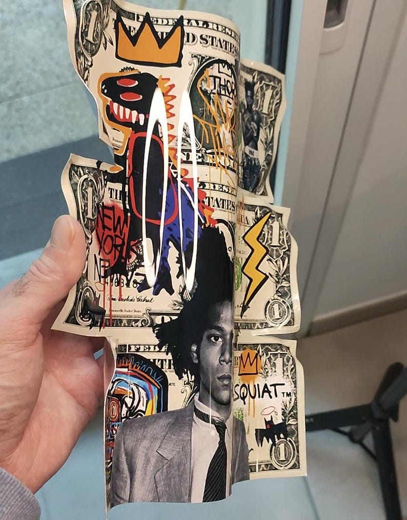 K&ouml;nnte beinhalten: Kunstwerk aus Dollar-Scheinen mit Graffiti-Stil. Die Collage zeigt einen Dinosaurier, eine Krone und ein Portr&auml;t eines Mannes im Anzug. Die Geldscheine sind geschnitten und angeordnet, um das Kunstwerk zu bilden.