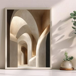 以下が含まれることがあります： デジタルレンダリングされた建築デザインが特徴の、額装されたアートプリント。このアートワークは、ベージュと茶色のさまざまな色合いのアーチ型のドアと廊下のシリーズを示し、奥行きと遠近感を生み出しています。プリントは白いフレームに収められています。