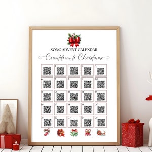 Könnte beinhalten: Ein druckbarer Adventskalender mit 25 QR-Codes. Jeder Code führt zu einem anderen Weihnachtslied. Der Kalender ist mit einer roten Schleife und Stechpalme verziert.