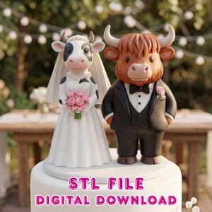 Puede incluir: Un adorno de pastel de boda caprichoso con una novia vaca con un vestido blanco y velo, sosteniendo un ramo de rosas rosas, y un novio toro con un esmoquin negro. La base del pastel tiene el texto "STL FILE DIGITAL DOWNLOAD" en rosa.