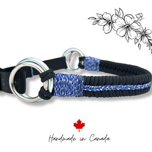 Könnte beinhalten: Ein schwarzes und blaues geflochtenes Pferdehalfter mit zwei silbernen Ringen. Handgefertigt in Kanada.