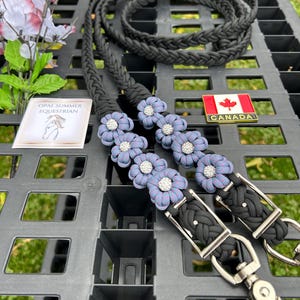 Riendas de paracord con detalles florales brillantes