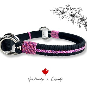 Op de afbeelding: Zwarte hondenhalsband met een gevlochten roze en paarse accent. De halsband heeft zilverkleurige metalen hardware en een stevig ontwerp. De tekst "Handmade in Canada" staat eronder in cursief.