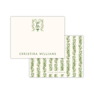 Puede incluir: Juego de papelería marfil con diseño floral. La parte delantera de la tarjeta muestra el nombre "Christina Williams" en fuente verde oscuro. La parte superior tiene un monograma floral. La parte posterior tiene un patrón floral vertical.