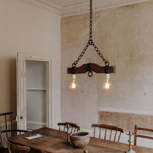 Suspension en bois | Chaîne en fer forgé | Luminaire de cuisine rustique | Modèle à deux lumières