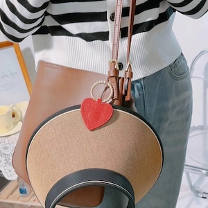 Personalisierte Magnetischer Hutclip für Reisen, Herzform Leder Huthalter für Taschenzubehör, Hutclip Geschenk für Brautjungfer, Geschenk für Sie