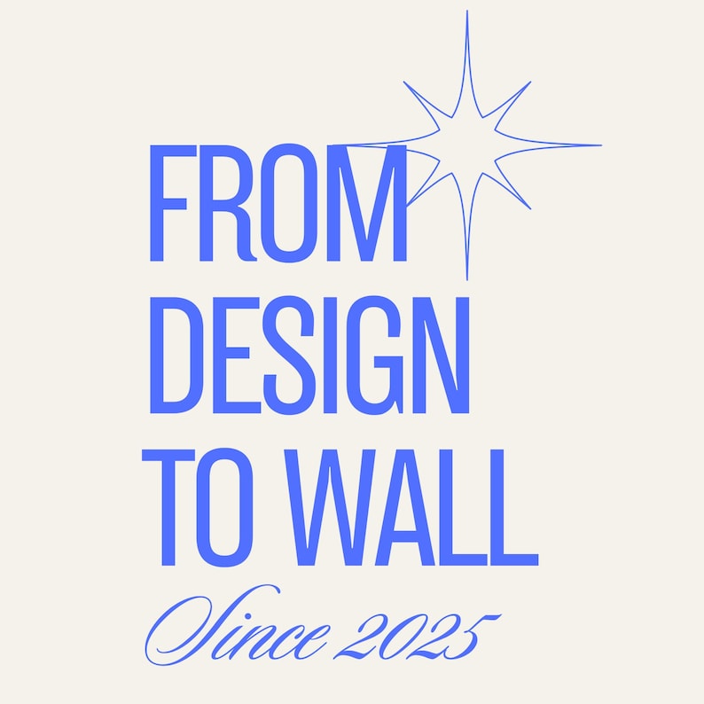 以下が含まれることがあります： 縦に積み重ねられた青いテキスト「FROM DESIGN TO WALL」と、その下に筆記体で書かれた「Since 2025」を特徴とするグラフィックデザイン。薄いクリーム色の背景に、テキストの右側に青い8つの光線を持つ星のアイコンが配置されています。