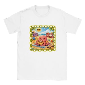 Peut inclure: T-shirt blanc avec une illustration de dessin animé colorée d'une pieuvre mangeant une gaufre sur une plage. L'image comprend d'autres personnages de dessins animés, un ballon de plage et un ciel ensoleillé, le tout encadré d'une bordure en chaîne dorée.