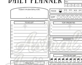 Op de afbeelding: Een zwart-wit dagplanner met secties voor dankbaarheid, takenlijsten, maaltijdplannen en notities. Bevat ruimtes voor het volgen van de stemming, waterinname, lichaamsbeweging en geldbeheer. De tekst "DAILY PLANNER" staat bovenaan.