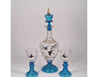 Ensemble de carafes bleues en verre, début des années 1900