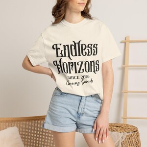 Camiseta gráfica "Endless Horizons Chasing Sunsets", camiseta con mensaje humorístico para la Generación Z.