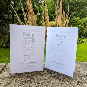 Könnte beinhalten: Zwei druckbare Strickanleitungen für eine Puppe und einen Teddybär. Die Anleitungen sind mit "Dolly" und "Teddy" betitelt und beinhalten Anweisungen für die Verwendung von 4 mm Nadeln und einer kleinen Kugel Doppelstrickwolle in jeder Farbe.