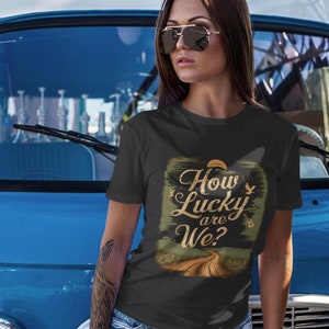 Wie glücklich sind wir? Inspirierendes Country Road Shirt, rustikales Bauernhaus-T-Shirt, Komfortfarben