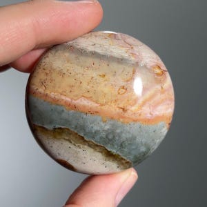 Hoogwaardige polychrome jaspispalmsteen ("woestijnjaspis") – mineraal uit Madagaskar – landschappelijk patroon – verzamelkristal