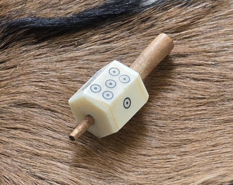 Snurrtärning, Nötkreatursbensspeltärning Snurrtopp med ringprick, Postmedeltida tärningar, LARP-återskapande