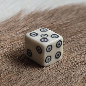 Römischer Kuh-Knochenwürfel: Handgefertigter Spielwürfel