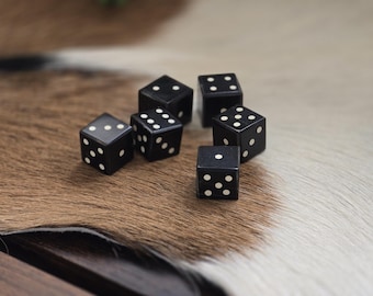 Un dado de cuerno medieval: Dados de juego hechos a mano