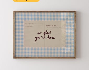 So Glad You Are Here Print Retro Blue Gingham Wall Art Trendy Typography Positive Quote Entryway Poster Living Room Decor Vintage Postcard