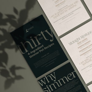 Op de afbeelding: Een donkergroen boekje met de titel "thirty (ish)" met de tekst "4-Ingredient Simmer Pot Recipes" en "VOLUME ONE". Het boekje ligt op een lichtbruin oppervlak met de schaduw van een plant.