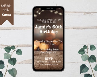 Puede incluir: Un teléfono inteligente muestra una invitación de cumpleaños. El texto dice "Jamie's 60th Birthday" con detalles del evento: fecha, hora y lugar. El fondo presenta luces bokeh y una textura de madera. La invitación está enmarcada por luces de cadena.