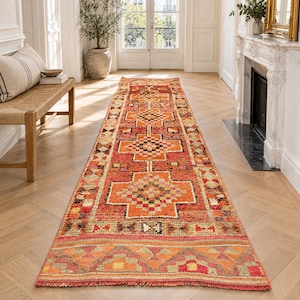 Alfombra turca vintage Herki, alfombra vintage de lana naranja y roja, 2,6 x 9,9, alfombra larga anudada a mano con diseño geométrico tribal para pasillo.