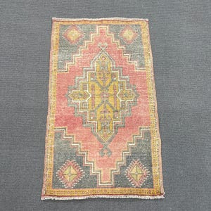 Vintage Turkse deurmat, 2 x 3 ft, geometrisch ontwerp, levendige rode en gele tinten, handgeweven accenttapijt