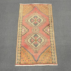Vintage türkischer Teppich, kleiner anatolischer Boho Teppich, 6 x 9 cm, rotes ethnisches Dekor, handgewebter orientalischer Truthahn, abstrakter Büroeingang
