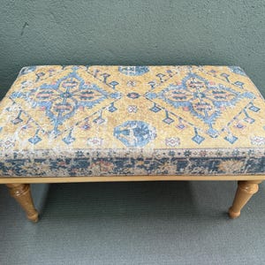 Banco otomano, design de tapete turco, banco de madeira, banco de cabeceira, móveis artesanais, decoração para casa, design de banco moderno, decoração de quarto