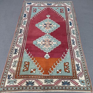 Alfombra vintage, área de 4.9 x 8 pies, alfombra turca, alfombra de lana lisa roja y azul.