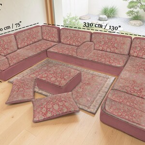 Puede incluir: Un juego de sofás en forma de U en rosa empolvado con un estampado floral, que incluye cojines y una alfombra a juego. El sofá mide 330 cm de ancho, 190 cm de profundidad y 70 cm de alto. El texto "U SET" es visible.