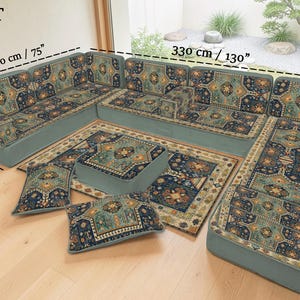 Divano pouf verde kaki, divano in stile Majlis fatto a mano, divano componibile a L con pouf, divano di ispirazione persiana, divano da salotto per balcone.