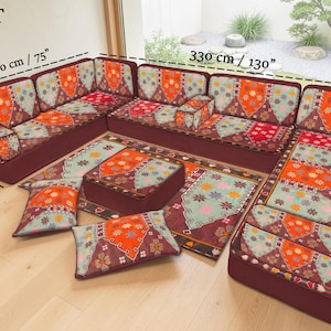 Könnte beinhalten: Rustikales Holzschild mit dem Text "Welcome to our home" in handschriftlichem Stil. Das Schild hat eine Used-Optik und ein schlichtes, einladendes Design, perfekt für eine Veranda oder einen Eingangsbereich.