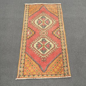 Vintage Turkse deurmat, handgeweven vloerkleed, geometrisch patroon, rood en veelkleurig ontwerp, 2 x 3 ft, uniek boho-decor