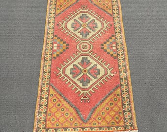 Alfombra pequeña turca vintage de 1,5 x 3 pies, alfombra de lana roja Oushak.