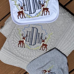 Conjunto de regalo personalizado para bebé con temática de bosque / Babero, manta y paño para eructar con monograma de ciervo personalizado / Recuerdo bordado para bebé niño / Baby Shower en tonos neutros