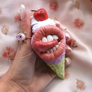 Mini-Eistüte – Realistische und Pop-Surreal-Skulptur – Seltsame und einzigartige Kunst – OOAK aus Polymer Clay