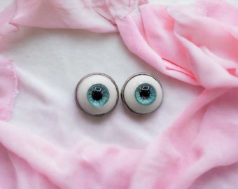 Earring with Green Eye - Realistic Sculpture Strange Scary Cute - Eyeball - OOAK - Creepy Eye - Evil Eye