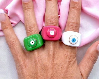 Eye Ring Ring - Realistic Strange Scary - Eyeball - OOAK - Weir Art - Kawaii - Creepy Cute - Flashy Colors - Evil Eye Evil