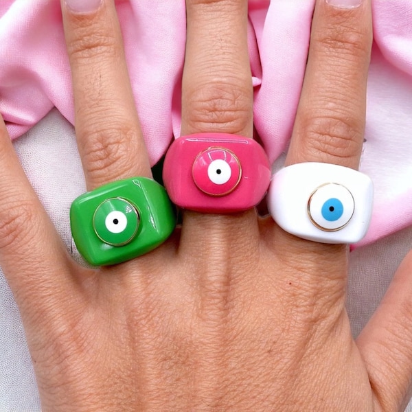 Eye Ring Ring - Realistic Strange Scary - Eyeball - OOAK - Weir Art - Kawaii - Creepy Cute - Flashy Colors - Evil Eye Evil