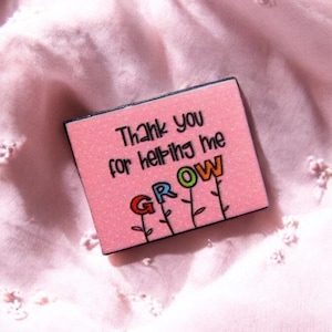 Brosch - Pin's Helping Me Grow - Emaljnål - Konstig, Läskig, Söt - Blommig, Rosa, Kvinna - Feminist - Evolution, Motivation