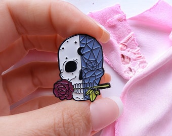 Broche - Pin's Tête de Mort Rose épine Squelette - Épingle en émail - Etrange Effrayant Mignon - Skull Girl Féminin - Féministe