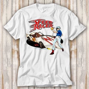 以下が含まれることがあります： スピードレーサーがマッハ5に乗っているグラフィックがプリントされた白いTシャツ。グラフィックは赤、白、青です。